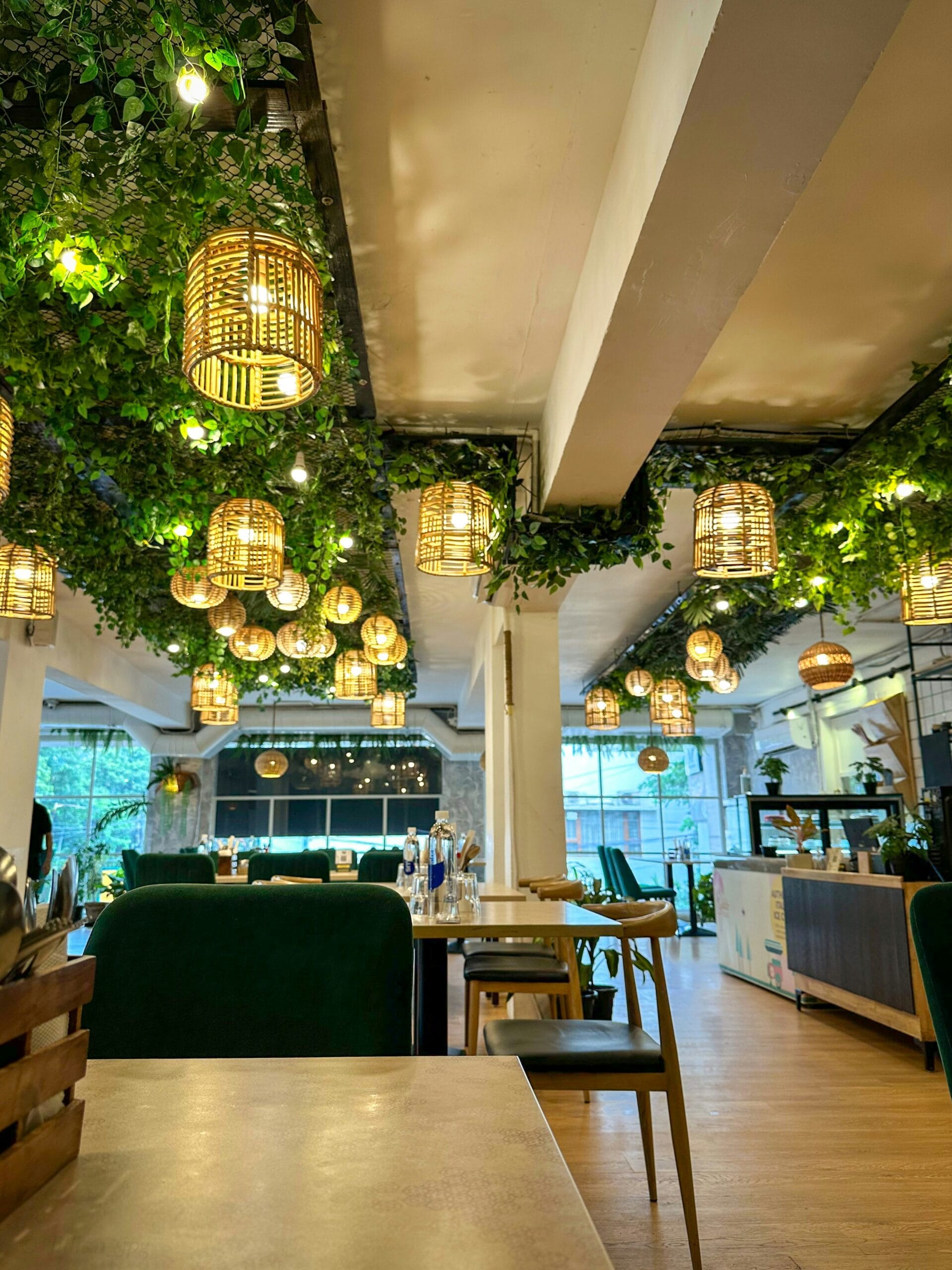 Plafond végétal synthétique restaurant